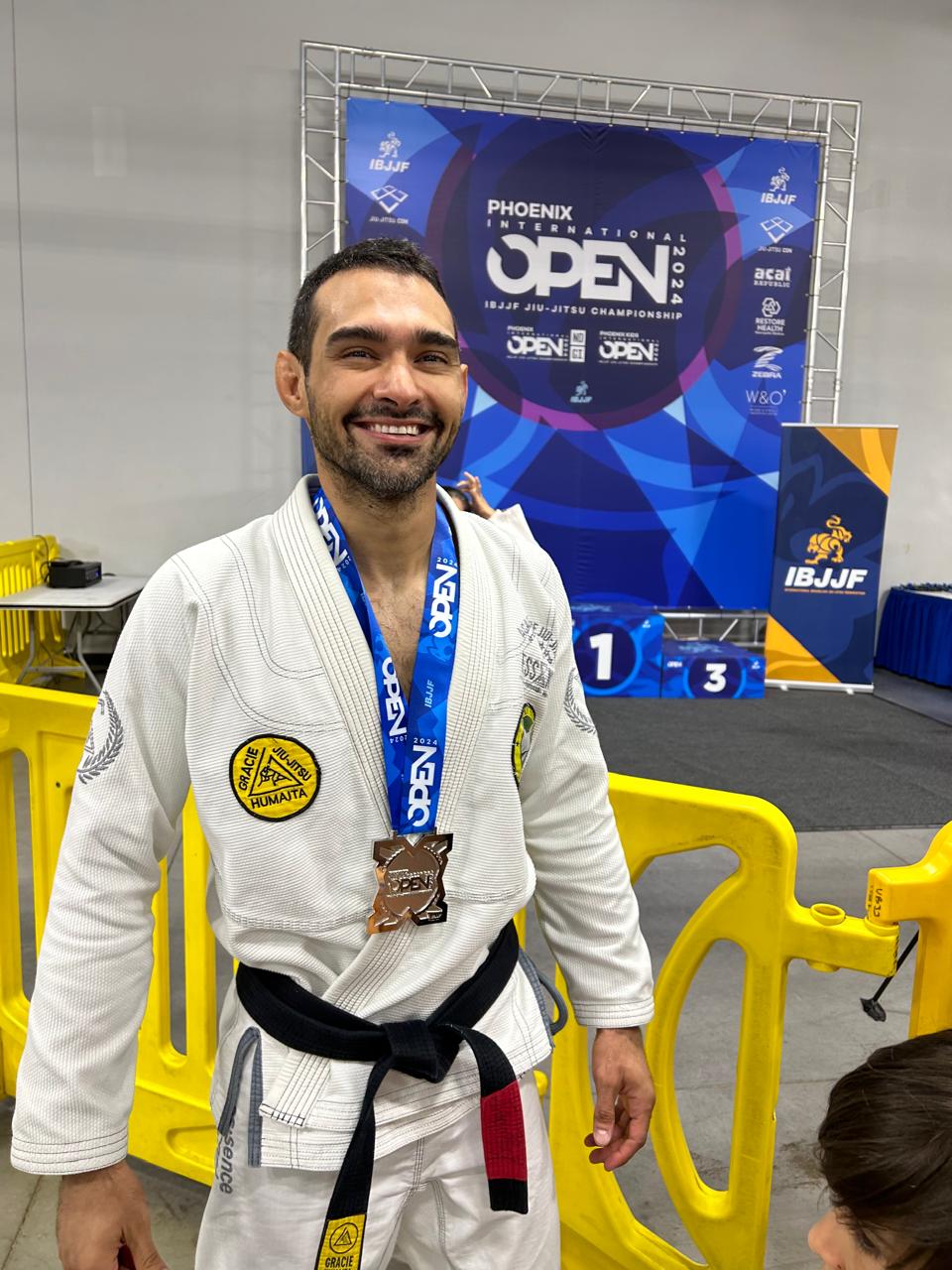 Carlos Gil con medalla IBJJF - Fruto del entrenamiento y dedicación