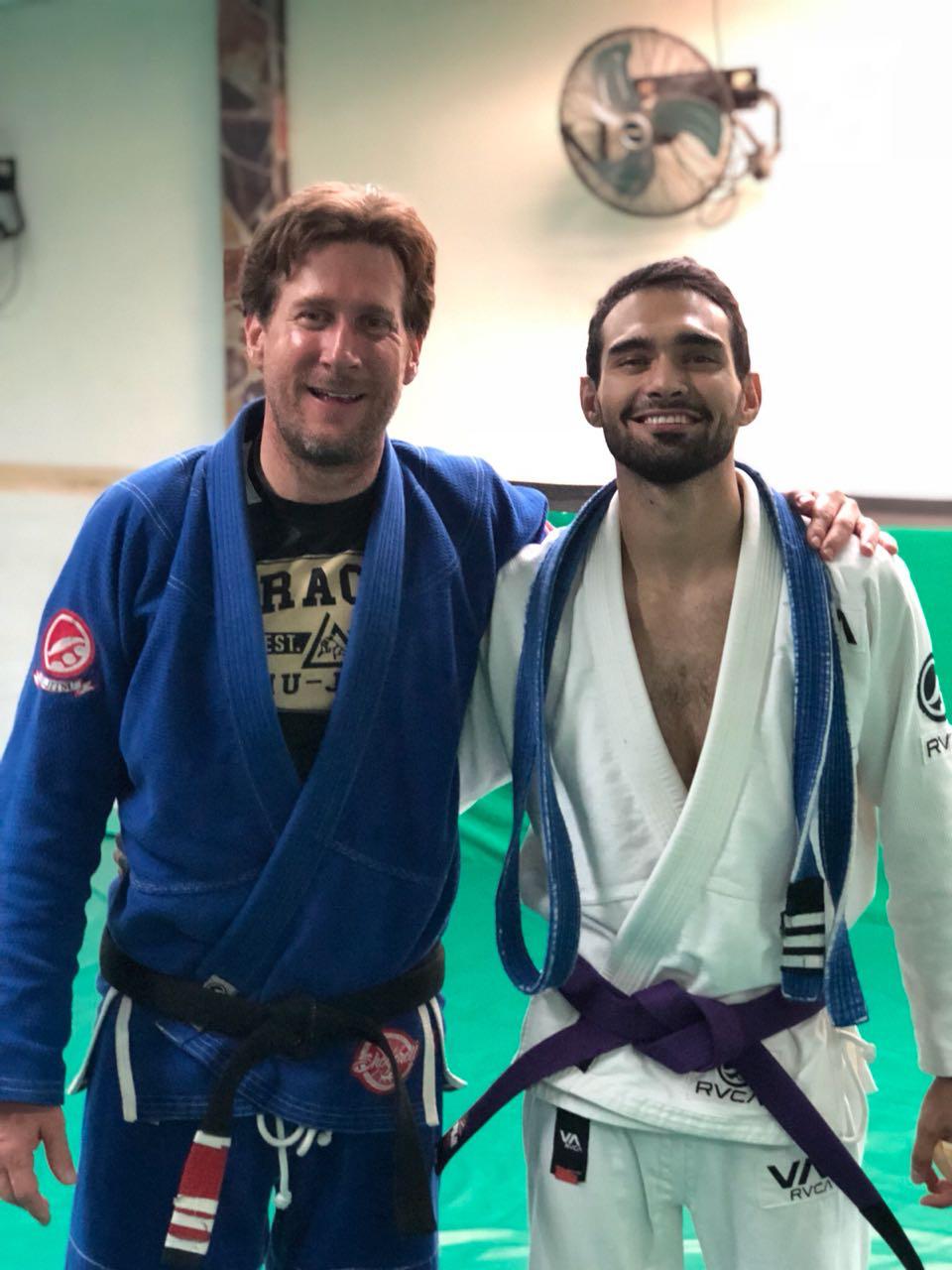 Carlos Gil recibe cinturón morado con Hermano Salas